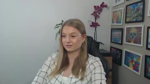Snapshot of mysteryericax chatting on April 28, 11:37 am Erica online show from April 28, 11:37 am