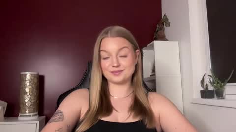 Snapshot of mysteryericax chatting on May 5, 11:29 am Erica online show from May 5, 11:29 am