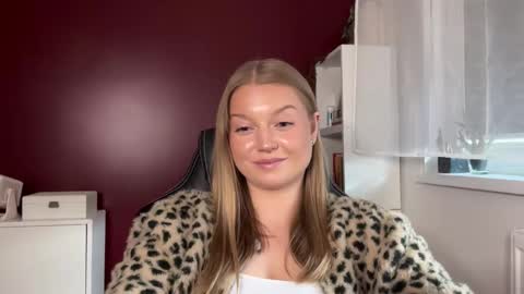 Snapshot of mysteryericax chatting on May 7, 11:15 am Erica online show from May 7, 11:15 am