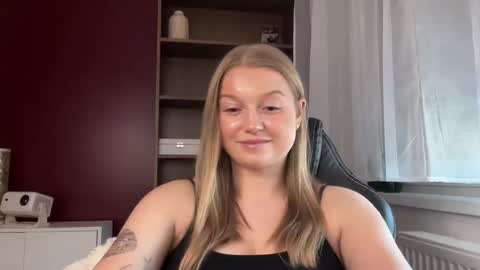 Snapshot of mysteryericax chatting on May 18, 1:50 pm Erica online show from May 18, 1:50 pm