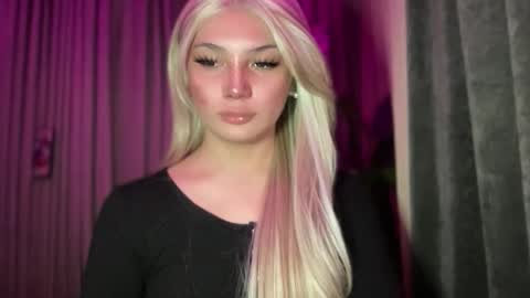 UR GIRL NEXTDOOR online show from May 7, 3:56 am