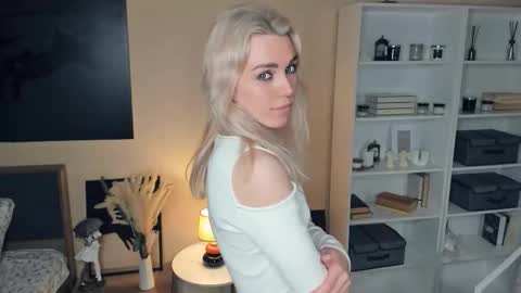 Snapshot of myviolet_rush chatting on September 23, 8:01 pm Olivia or just olive online show from September 23, 8:01 pm