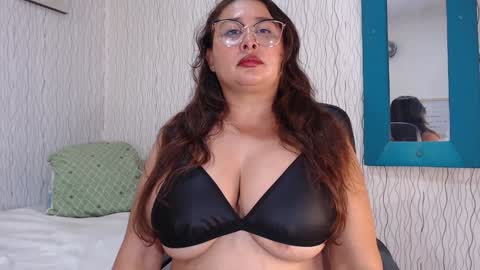 Snapshot of nadiawhite_ chatting on December 19, 9:28 pm Nadia online show from December 19, 9:28 pm