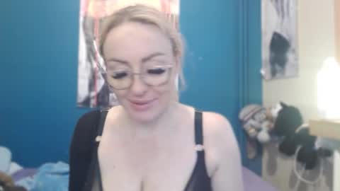 nadinnnea online show from January 13, 10:31 am