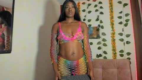 Nahomy  online show from May 21, 9:33 pm