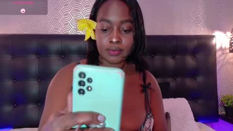 Snapshot of naiaramasson_ chatting on October 2, 12:12 pm naiaramasson_ online show from October 2, 12:12 pm