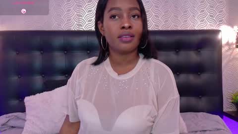 Snapshot of naiaramasson_ chatting on December 18, 12:11 pm naiaramasson_ online show from December 18, 12:11 pm