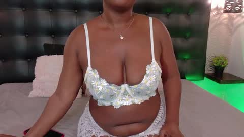 Snapshot of naiaramasson_ chatting on April 9, 11:59 am naiaramasson_ online show from April 9, 11:59 am