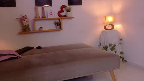 nairagold_ online show from May 15, 11:56 pm