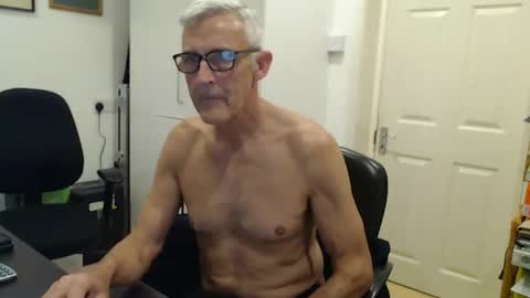 nakedcarpenteruk online show from December 16, 6:57 pm