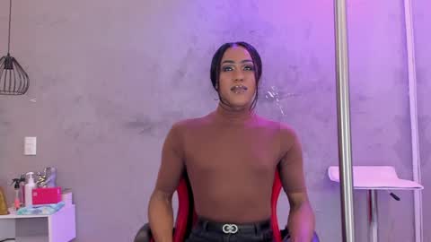 Snapshot of naomi__blair chatting on June 7, 3:32 am Naomi Blair online show from June 7, 3:32 am