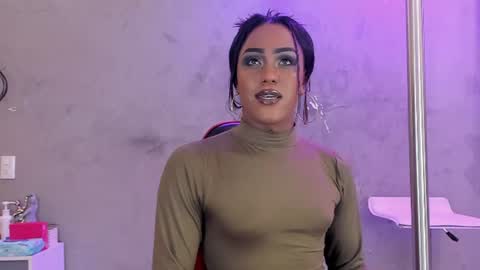 Snapshot of naomi__blair chatting on June 14, 3:08 am Naomi Blair online show from June 14, 3:08 am
