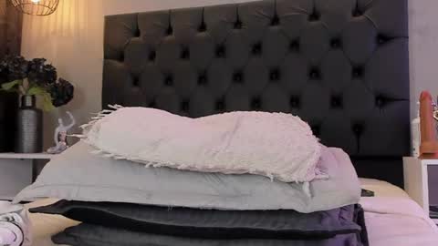 Snapshot of naomi__blair chatting on June 18, 9:14 am Naomi Blair online show from June 18, 9:14 am
