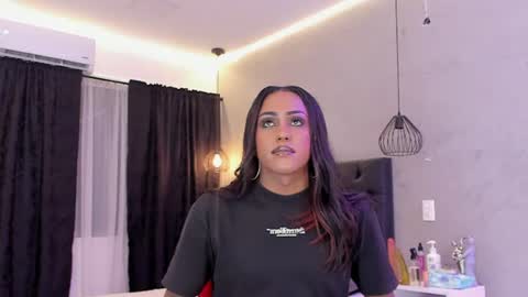 Snapshot of naomi__blair chatting on June 24, 3:27 am Naomi Blair online show from June 24, 3:27 am