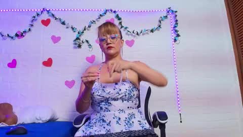 Snapshot of naomi_diamond_ chatting on October 3, 11:18 am Naomi online show from October 3, 11:18 am