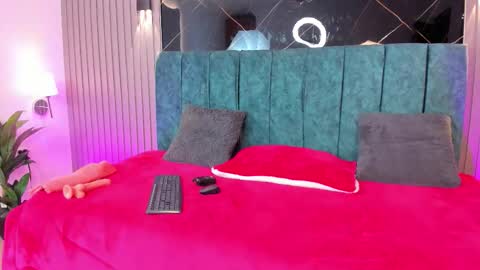 Snapshot of naomi_monroe chatting on February 18, 12:23 pm Naomi online show from February 18, 12:23 pm