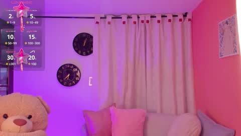 Snapshot of naomi_shaw chatting on March 22, 4:54 pm Naomi online show from March 22, 4:54 pm