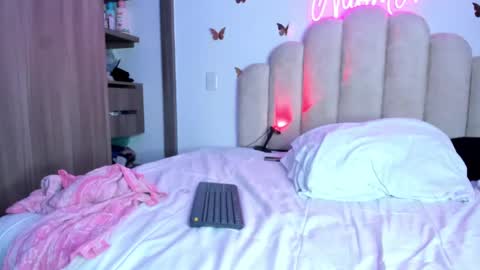 Snapshot of naomiasha_ chatting on October 17, 1:31 am online show from October 17, 1:31 am