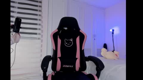 Snapshot of naomibrinks1 chatting on December 28, 6:06 am Heidy  online show from December 28, 6:06 am