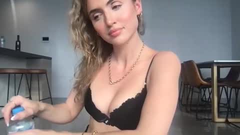 Snapshot of naomirhoades chatting on February 4, 6:57 am naomirhoades online show from February 4, 6:57 am