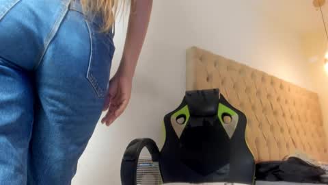 naomis_35 online show from December 17, 7:31 pm