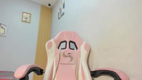 Snapshot of naomis_35 chatting on March 6, 7:54 pm naomis_35 online show from March 6, 7:54 pm