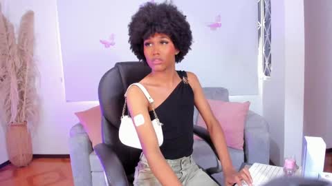 Snapshot of naomisaenz_ chatting on June 8, 1:33 pm N A O M I online show from June 8, 1:33 pm