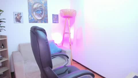 Snapshot of naomisaenz_ chatting on June 9, 2:56 am N A O M I online show from June 9, 2:56 am