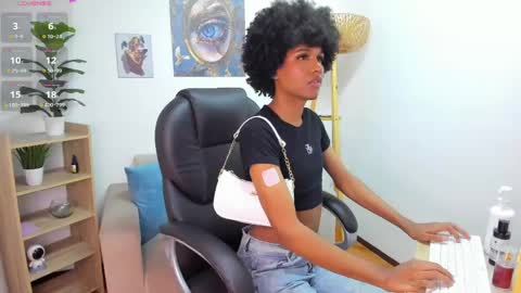 Snapshot of naomisaenz_ chatting on June 10, 9:41 am N A O M I online show from June 10, 9:41 am