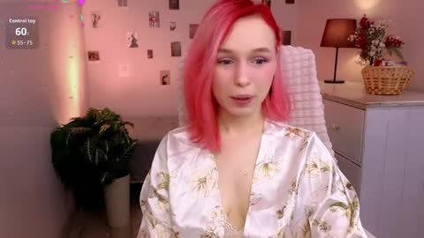 Snapshot of naomiyoru chatting on April 4, 8:28 pm Naomi online show from April 4, 8:28 pm