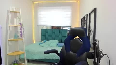 naomy online show from October 20, 7:58 pm