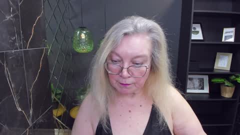 Snapshot of natalicloud chatting on December 5, 1:28 pm NataliCloud online show from December 5, 1:28 pm
