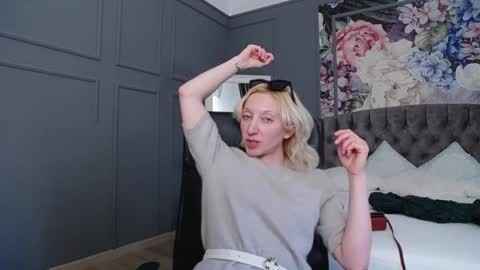 Snapshot of natalie_bitton chatting on January 19, 1:01 pm Natalie online show from January 19, 1:01 pm