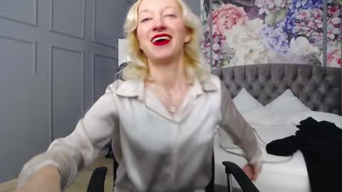 Snapshot of natalie_bitton chatting on January 20, 8:41 am Natalie online show from January 20, 8:41 am