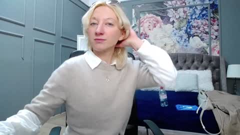 Snapshot of natalie_bitton chatting on January 23, 7:54 am Natalie online show from January 23, 7:54 am