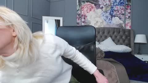 Snapshot of natalie_bitton chatting on February 3, 6:13 am Natalie online show from February 3, 6:13 am