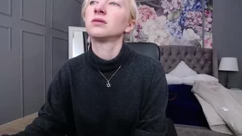 Snapshot of natalie_bitton chatting on February 19, 8:22 am Natalie online show from February 19, 8:22 am