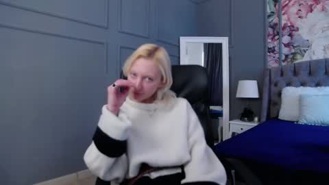 Snapshot of natalie_bitton chatting on February 21, 1:44 pm Natalie online show from February 21, 1:44 pm