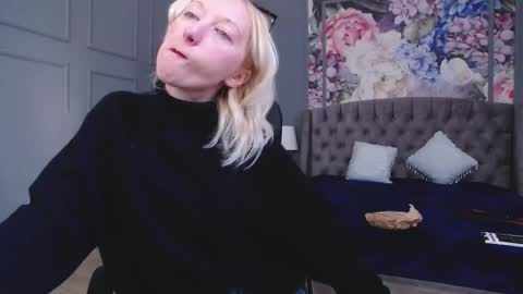 Snapshot of natalie_bitton chatting on February 25, 8:25 am Natalie online show from February 25, 8:25 am