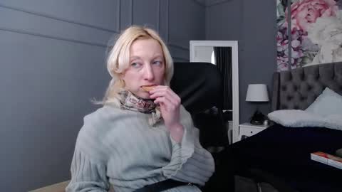 Snapshot of natalie_bitton chatting on February 28, 7:05 am Natalie online show from February 28, 7:05 am