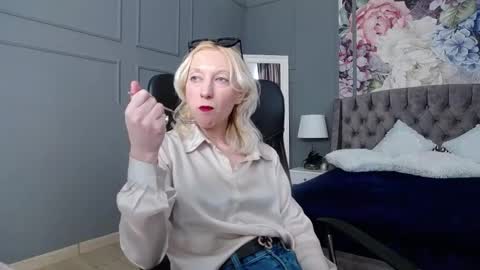 Snapshot of natalie_bitton chatting on March 3, 7:21 am Natalie online show from March 3, 7:21 am