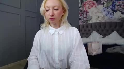 Snapshot of natalie_bitton chatting on March 10, 6:49 am Natalie online show from March 10, 6:49 am