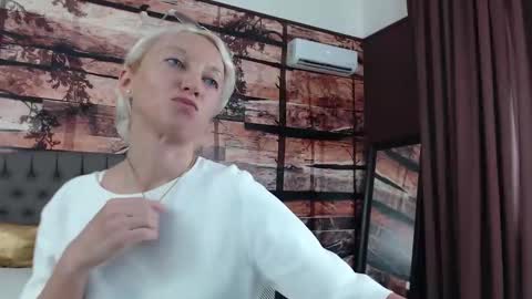 Snapshot of natalie_bitton chatting on September 11, 11:32 am Natalie online show from September 11, 11:32 am