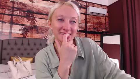 Snapshot of natalie_bitton chatting on September 15, 10:48 am Natalie online show from September 15, 10:48 am