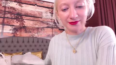 Snapshot of natalie_bitton chatting on October 1, 9:37 am Natalie online show from October 1, 9:37 am