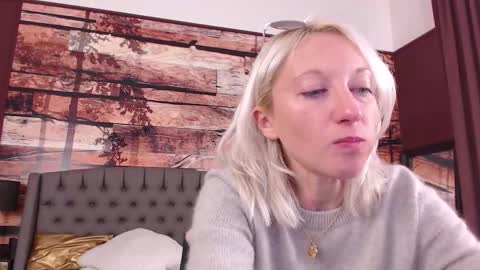 Snapshot of natalie_bitton chatting on October 19, 10:27 am Natalie online show from October 19, 10:27 am