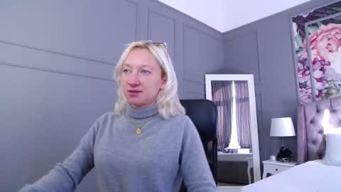 Snapshot of natalie_bitton chatting on October 29, 9:22 am Natalie online show from October 29, 9:22 am