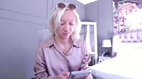 Snapshot of natalie_bitton chatting on November 2, 9:11 am Natalie online show from November 2, 9:11 am