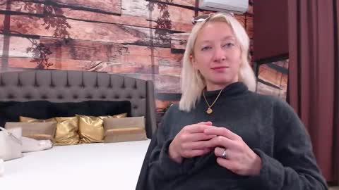 Snapshot of natalie_bitton chatting on December 2, 9:58 am Natalie online show from December 2, 9:58 am