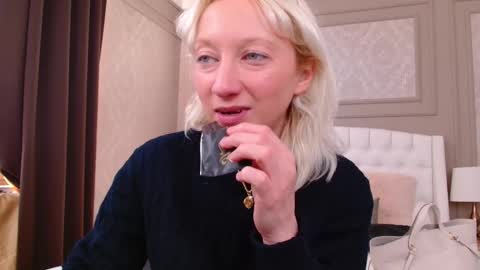 Snapshot of natalie_bitton chatting on December 19, 8:43 am Natalie online show from December 19, 8:43 am